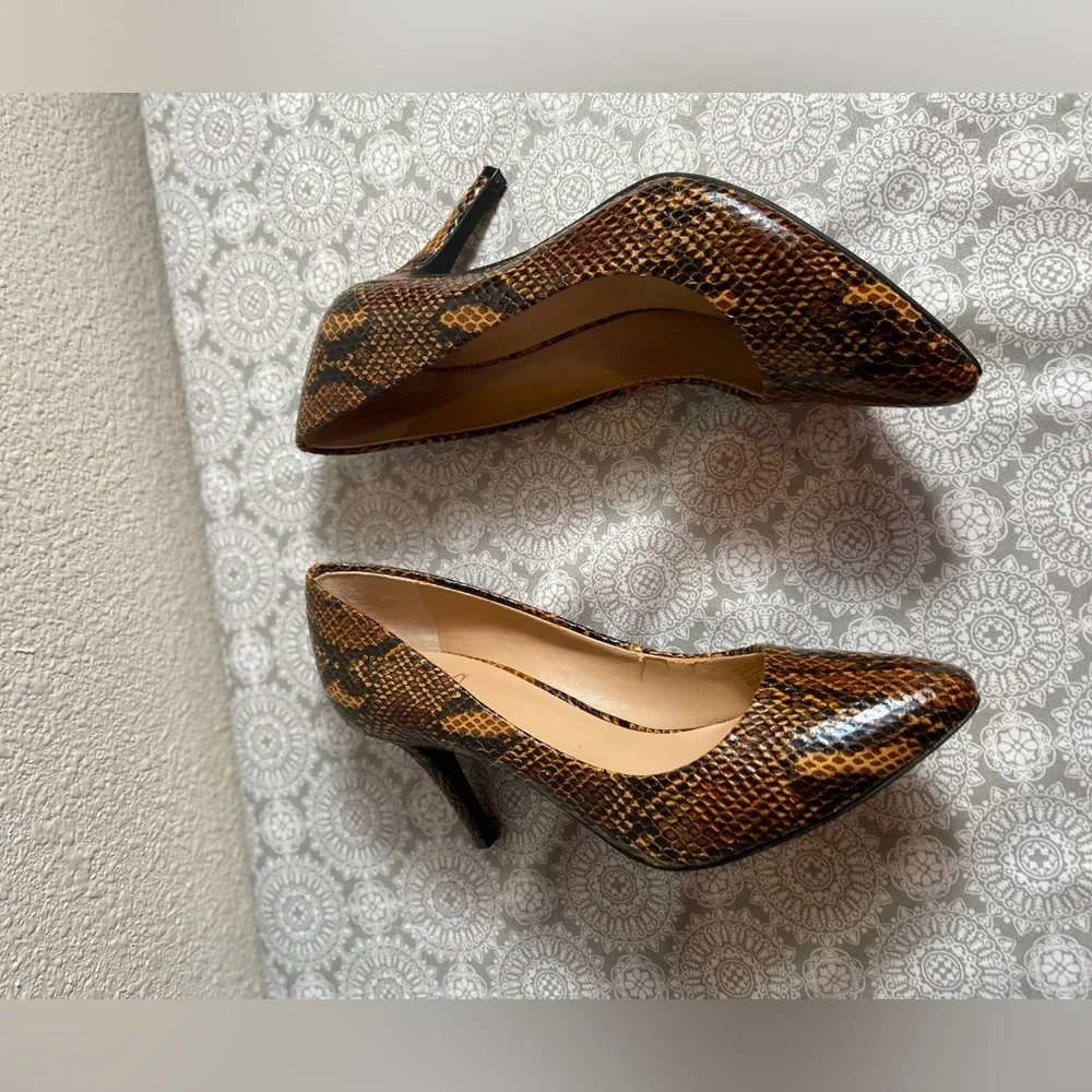 I.N.C~Sleek~Shiny~Snakeskin Design~Faux Leather~Pointed Toe~Pump~Heel~Size 6